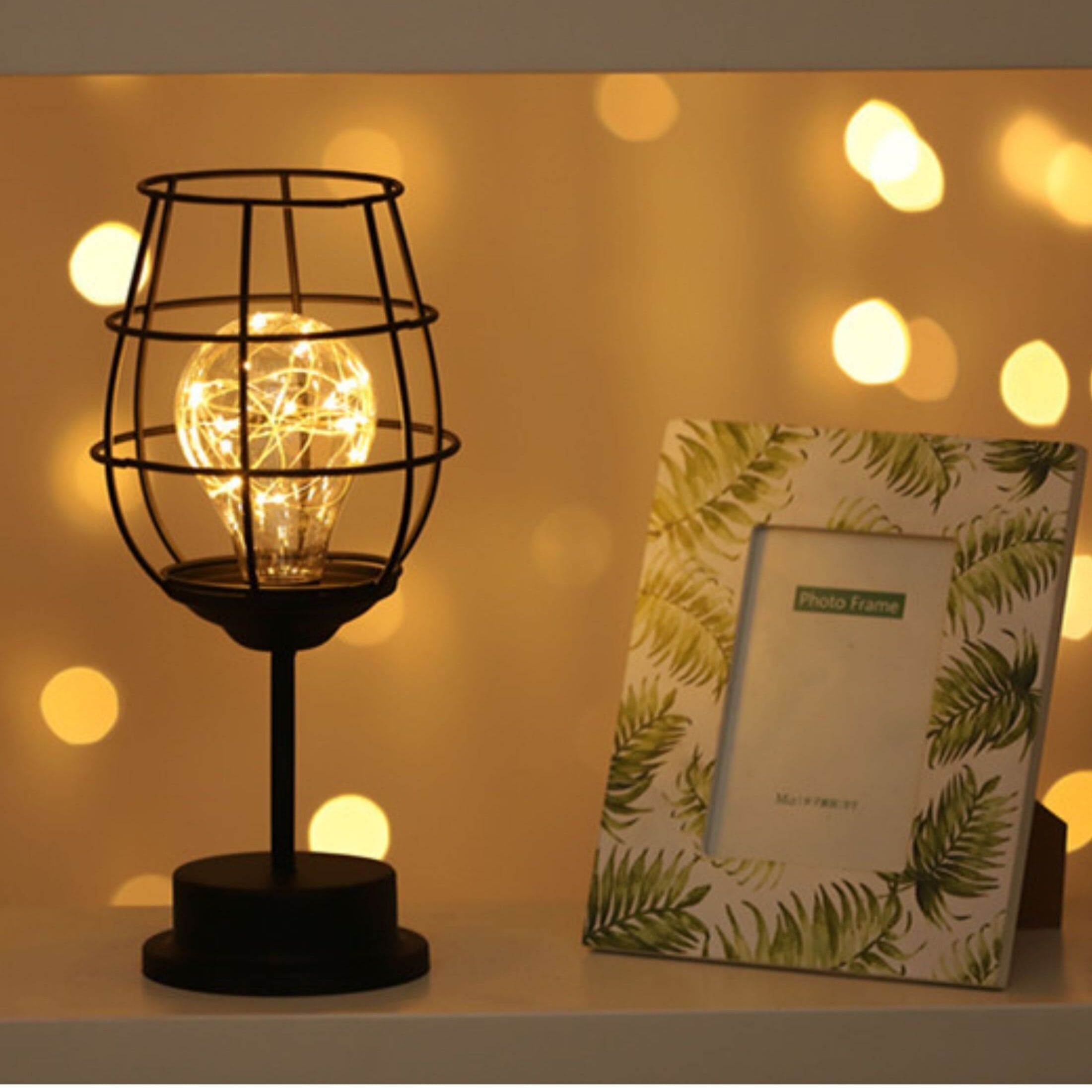 Bordlampe med åben metalskærm