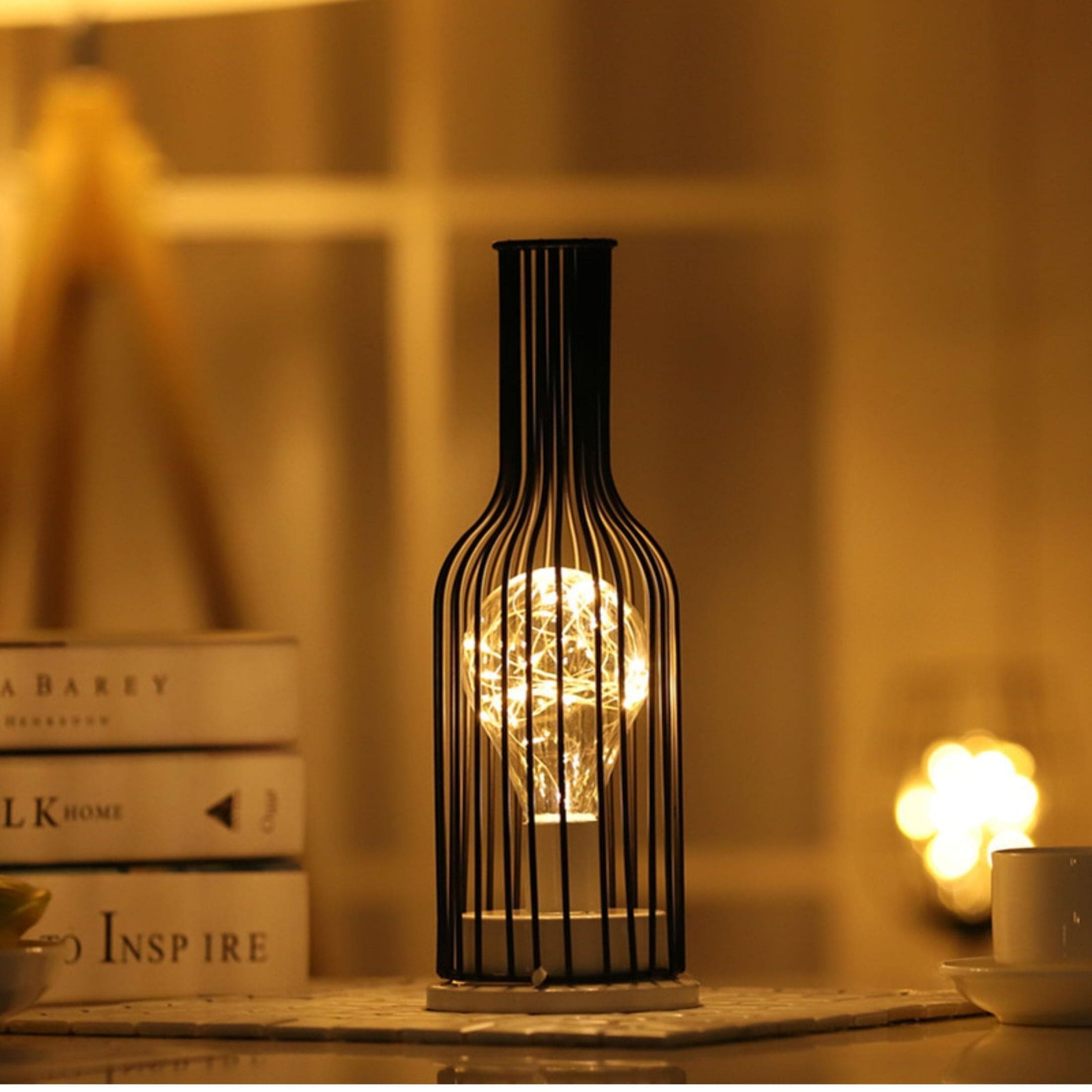 Bordlampe med åben metalskærm