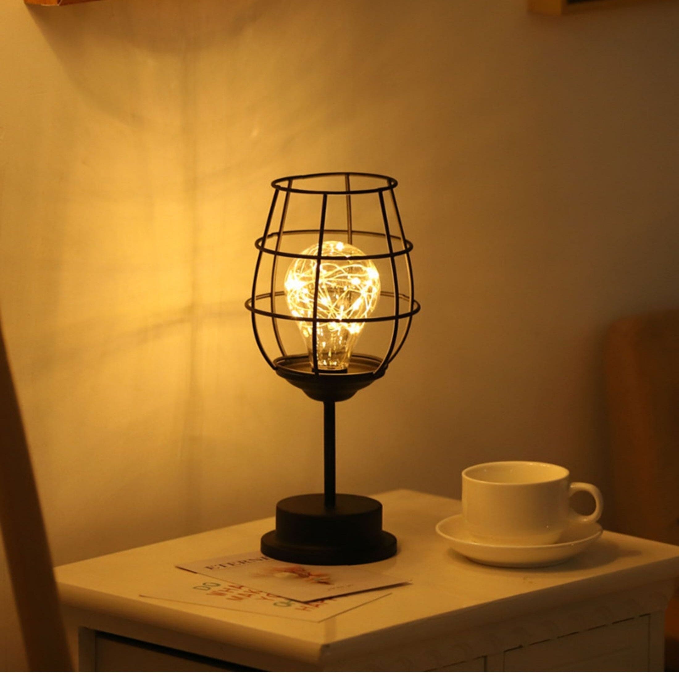 Bordlampe med åben metalskærm