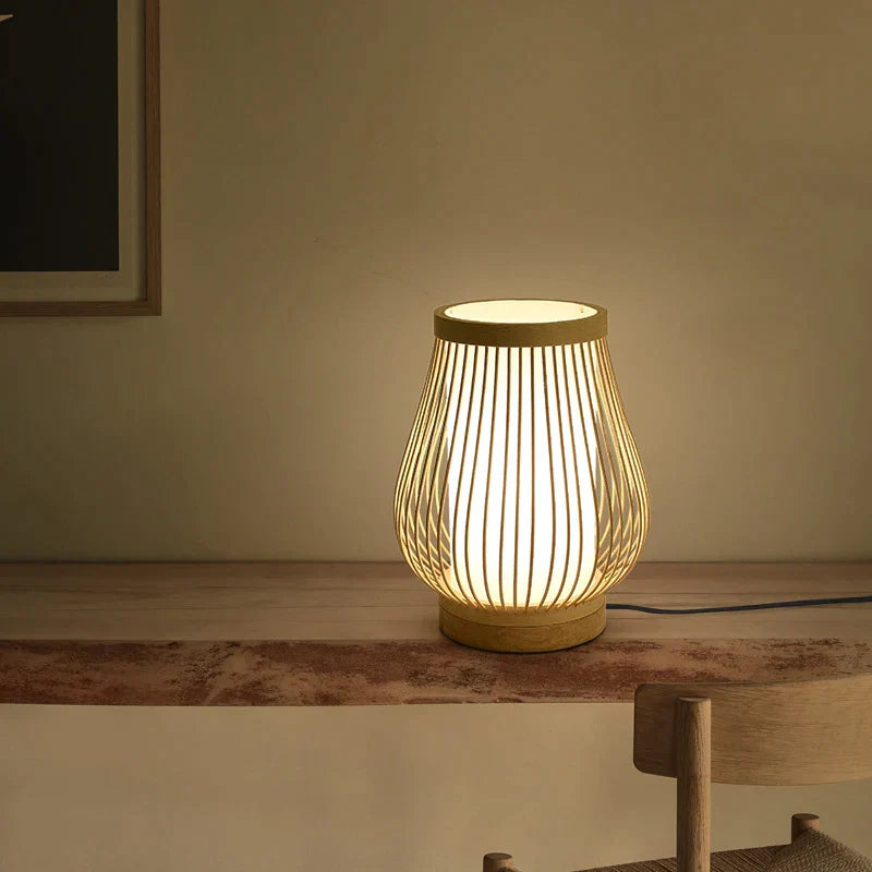 Bordlampe med flettet skærm og åben skærm