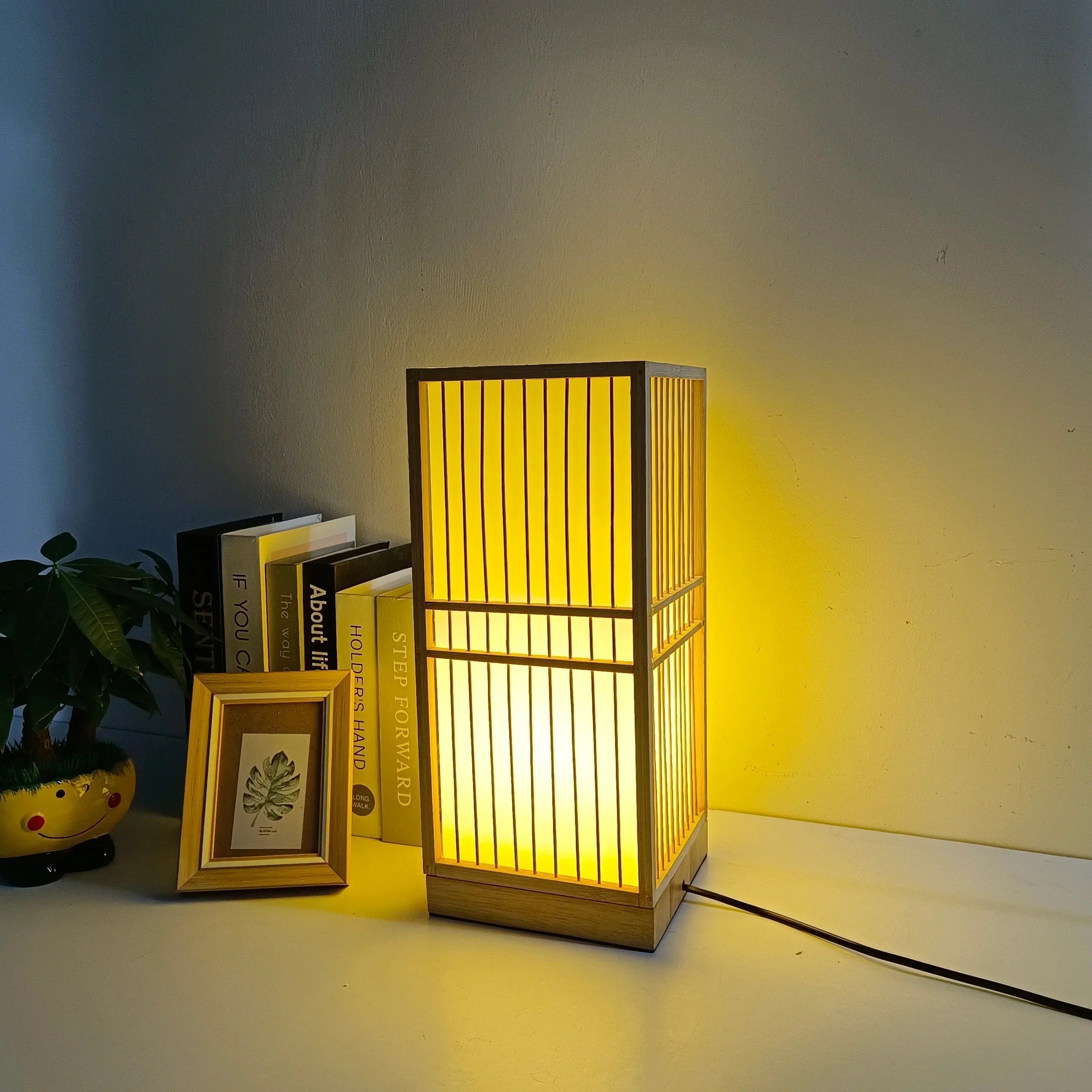 Bordlampe med flettet skærm og åben skærm