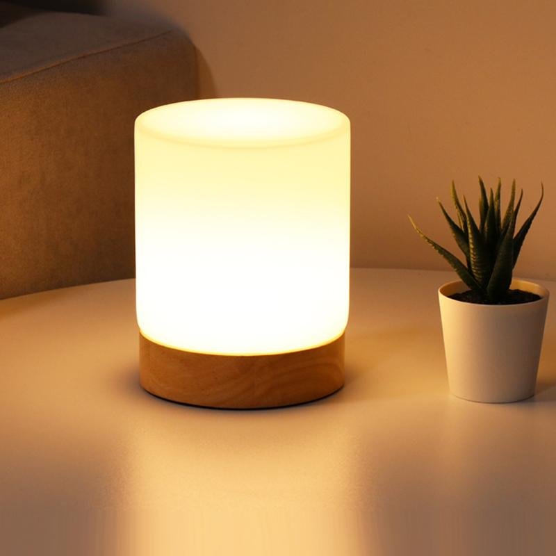 Bordlampe med opalglasskærm og træbase