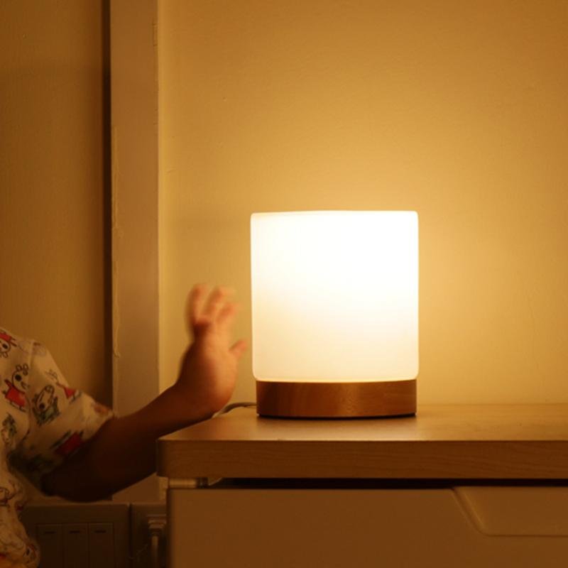 Bordlampe med opalglasskærm og træbase