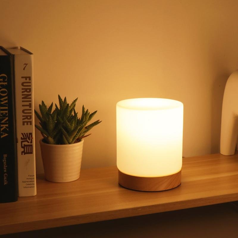 Bordlampe med opalglasskærm og træbase