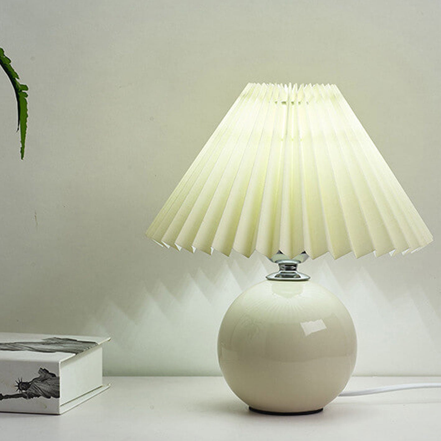Bordlampe med plisseret skærm keramisk kuglefod