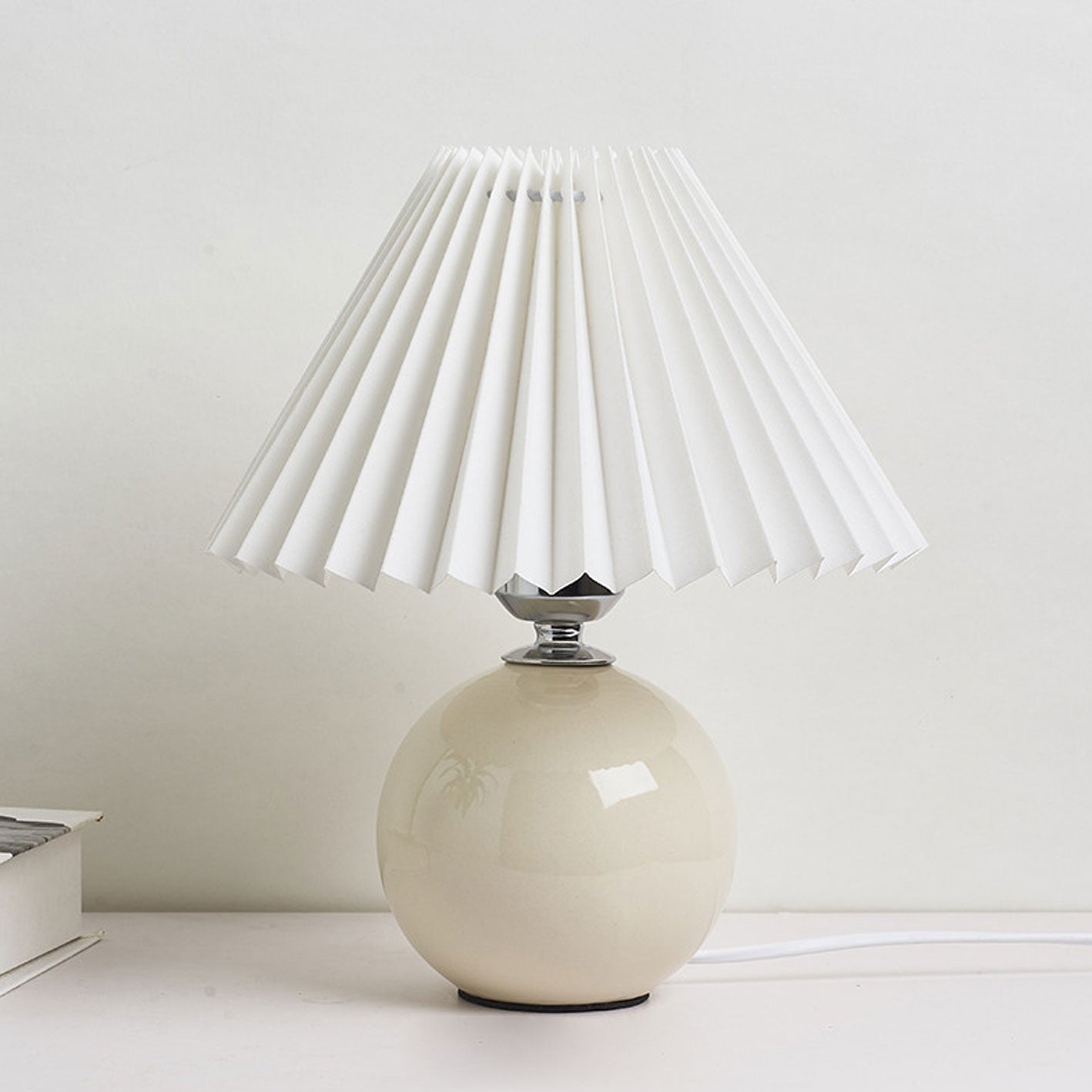 Bordlampe med plisseret skærm keramisk kuglefod