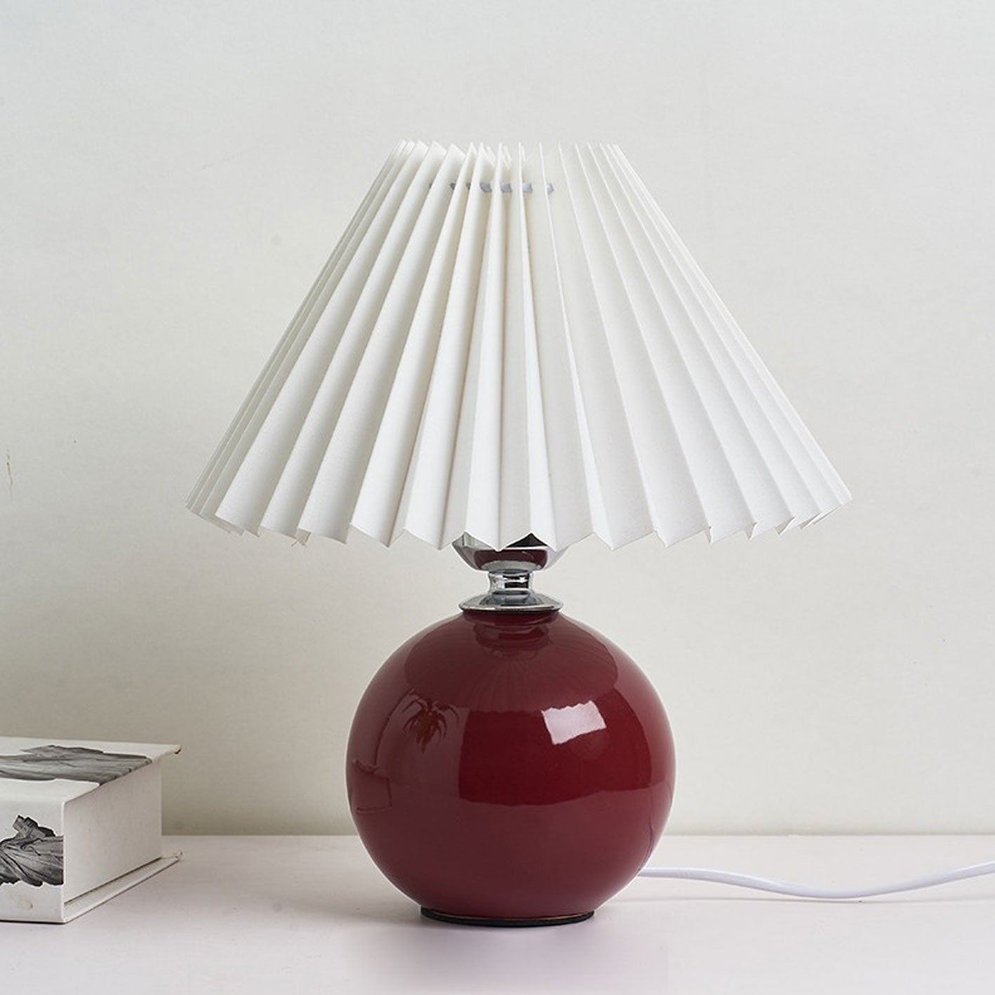 Bordlampe med plisseret skærm keramisk kuglefod