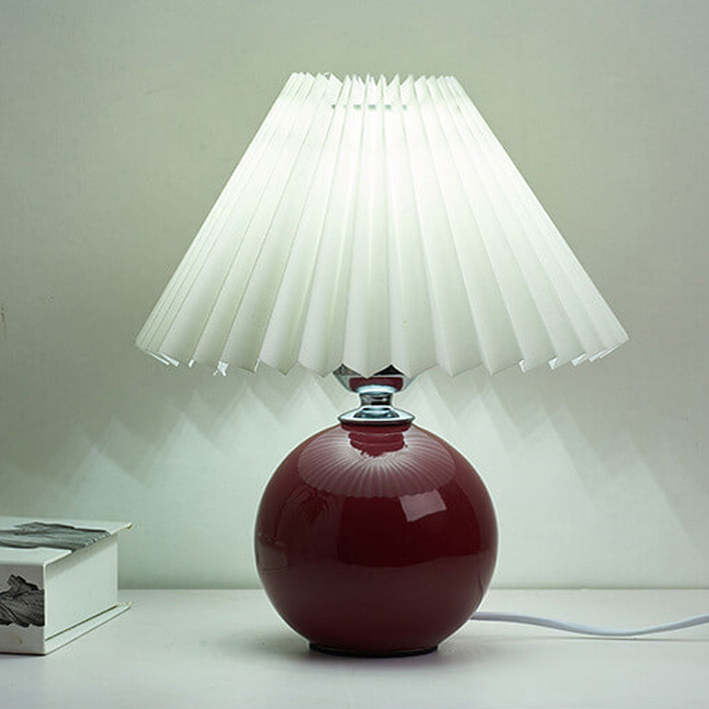Bordlampe med plisseret skærm keramisk kuglefod