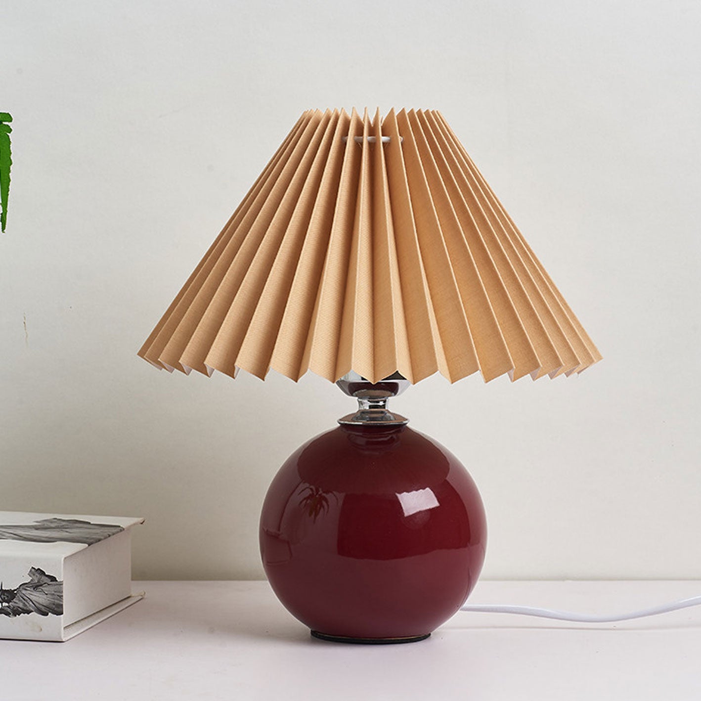 Bordlampe med plisseret skærm keramisk kuglefod