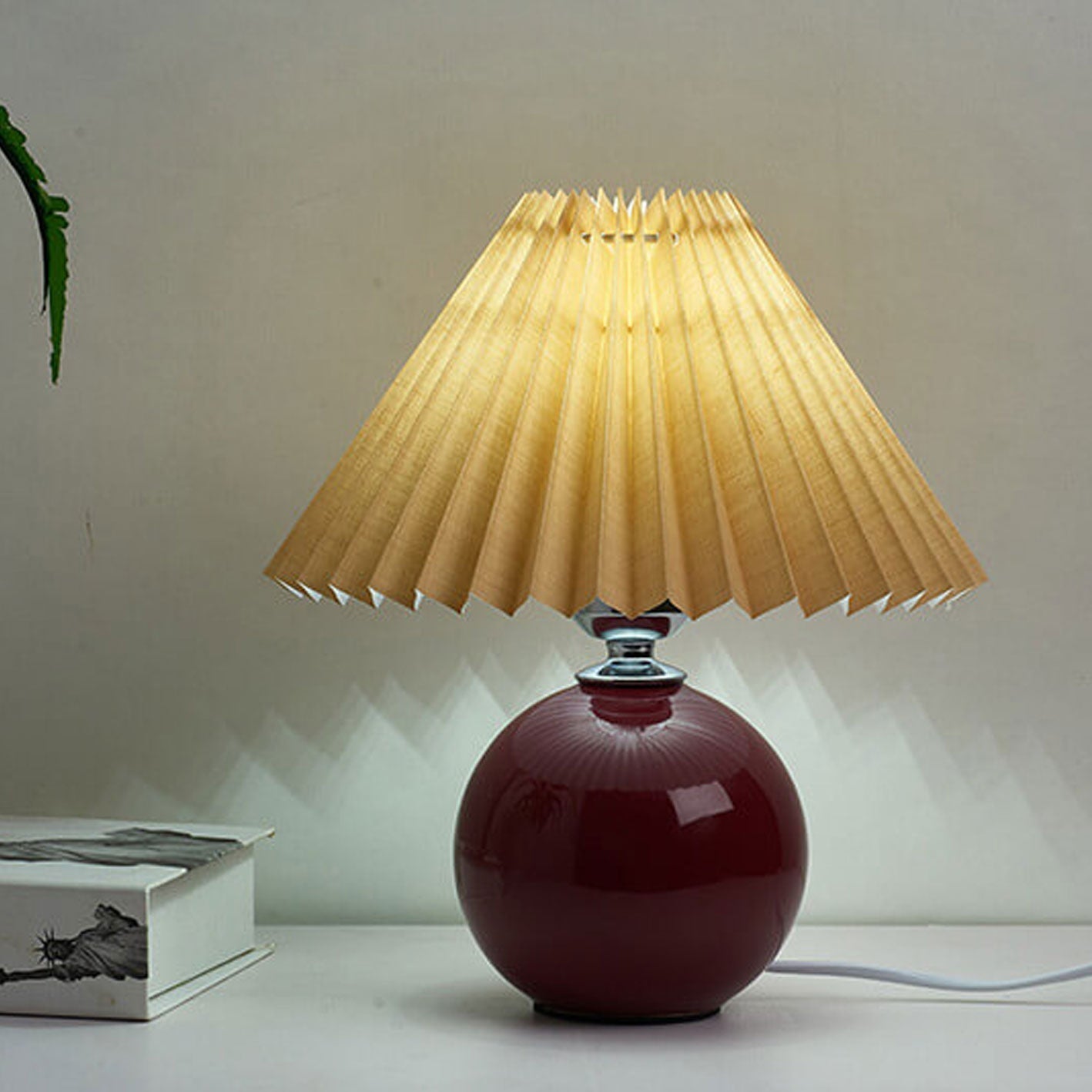 Bordlampe med plisseret skærm keramisk kuglefod