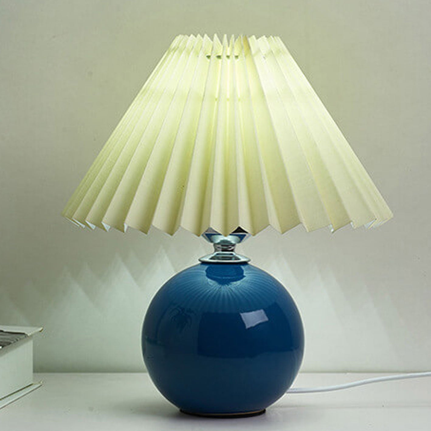 Bordlampe med plisseret skærm keramisk kuglefod