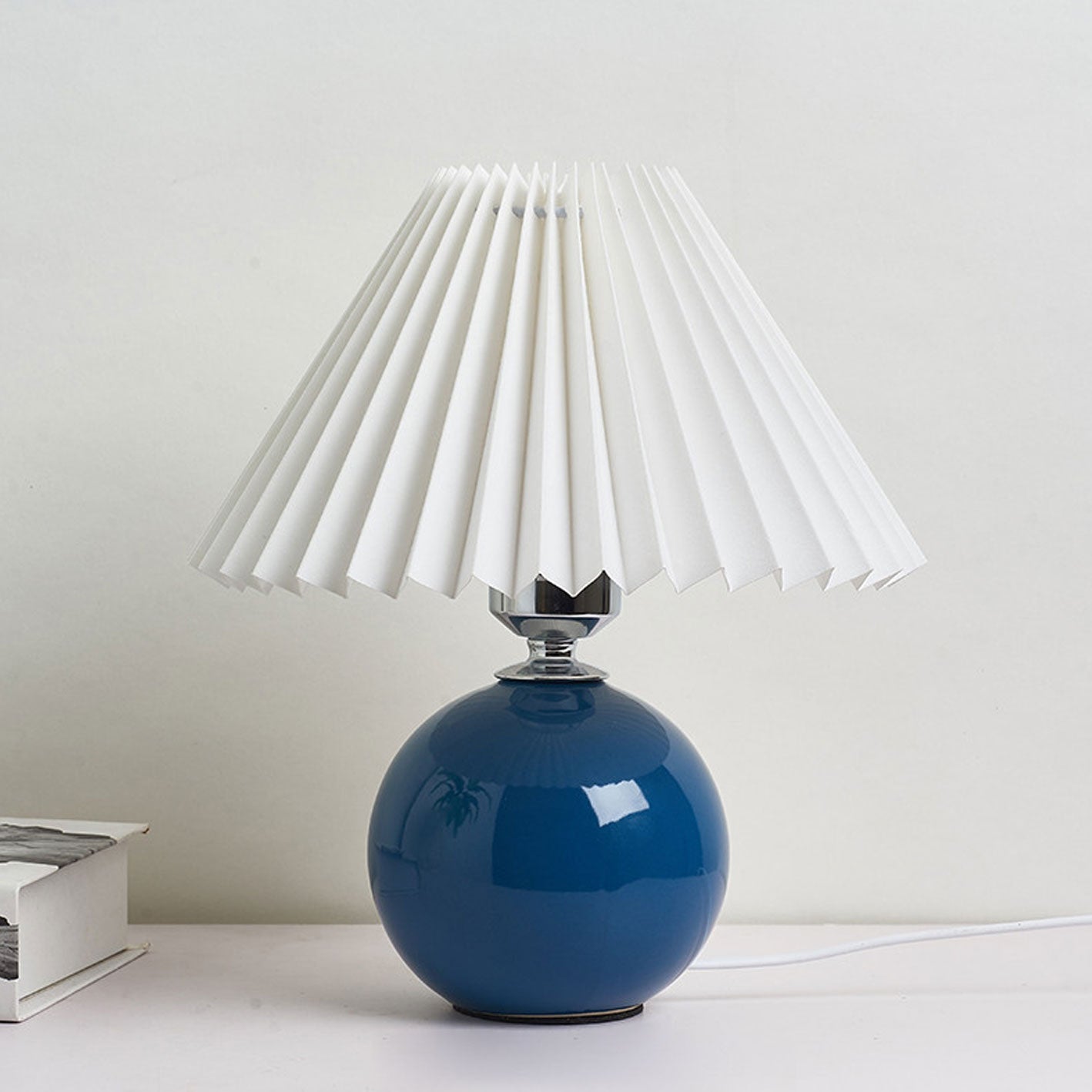 Bordlampe med plisseret skærm keramisk kuglefod