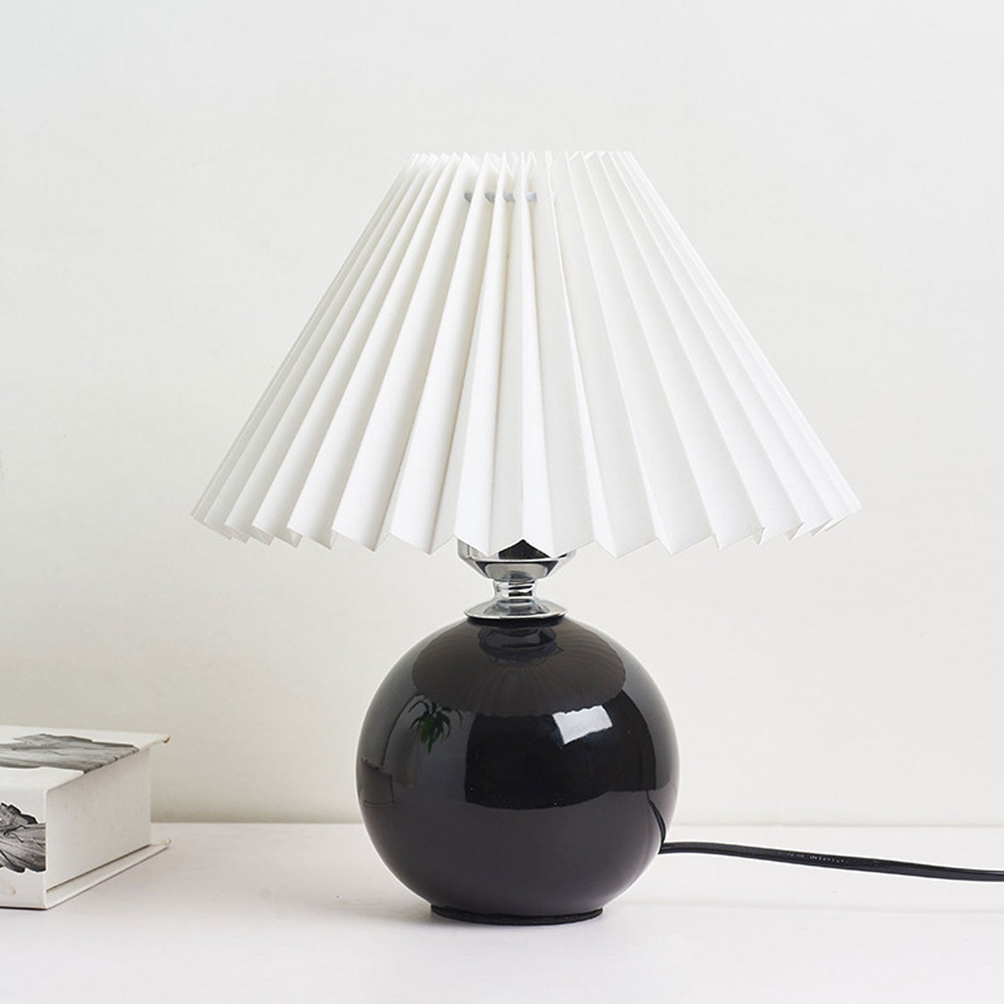 Bordlampe med plisseret skærm keramisk kuglefod