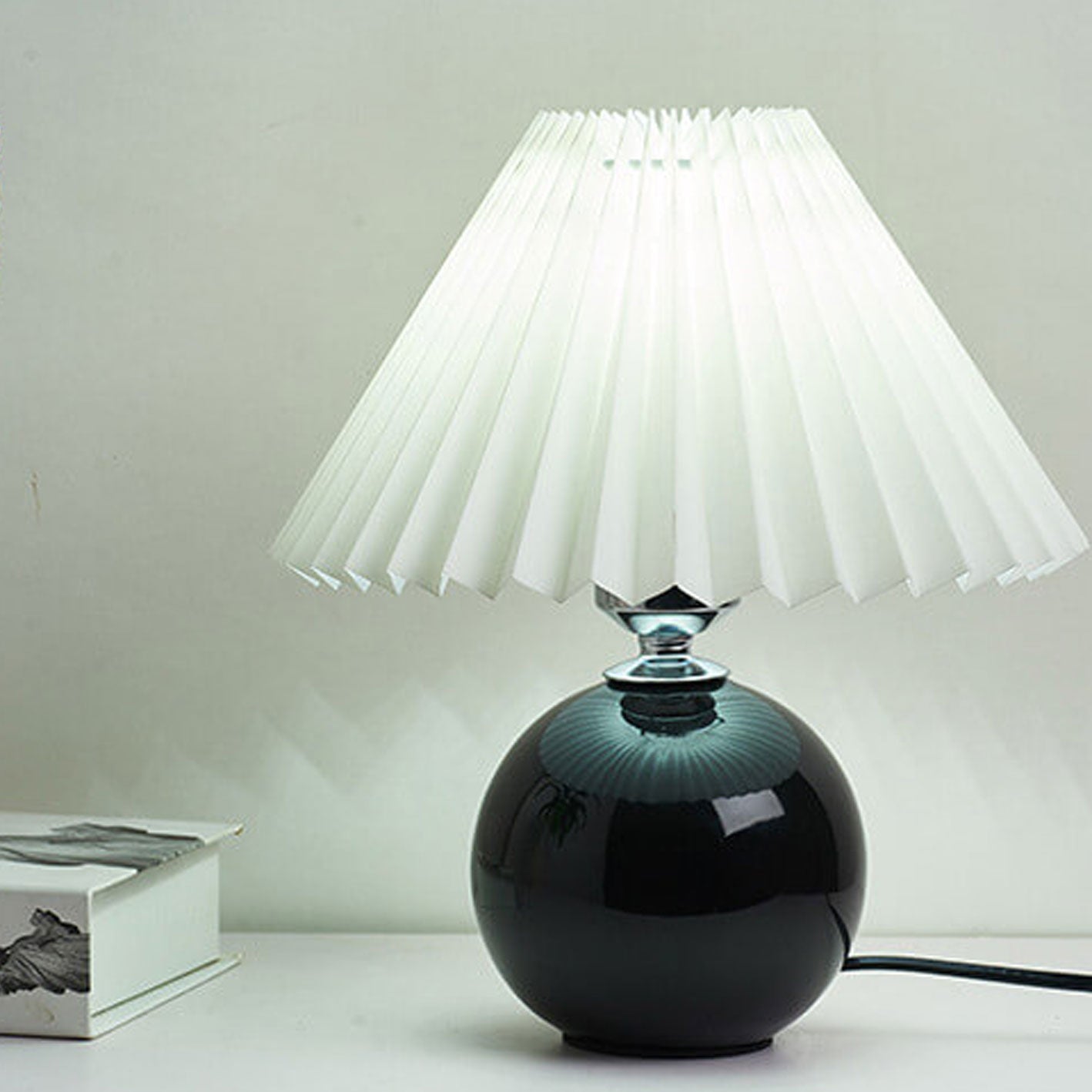 Bordlampe med plisseret skærm keramisk kuglefod