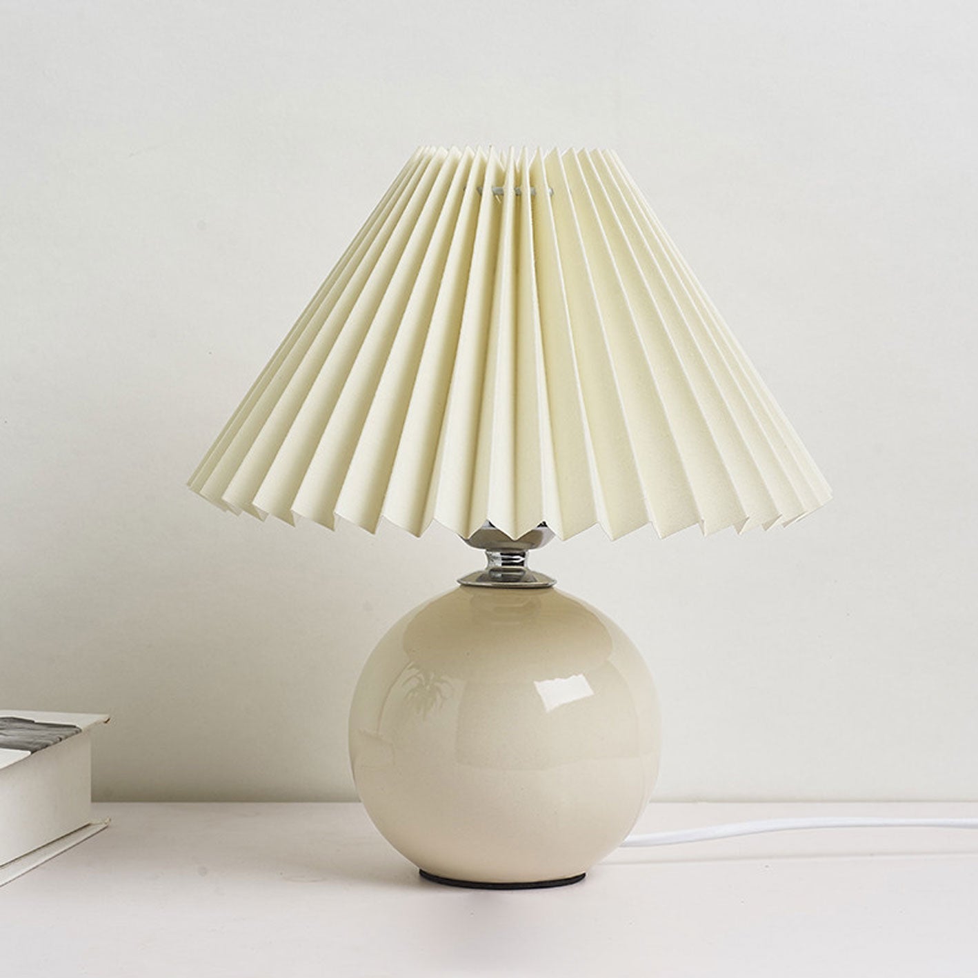 Bordlampe med plisseret skærm keramisk kuglefod