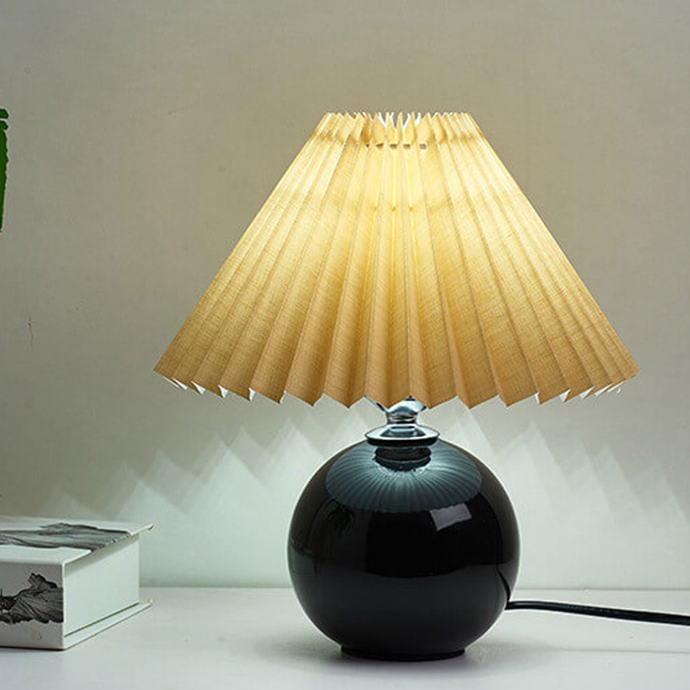 Bordlampe med plisseret skærm keramisk kuglefod