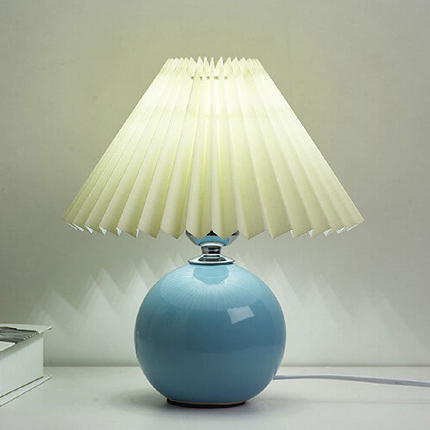 Bordlampe med plisseret skærm keramisk kuglefod