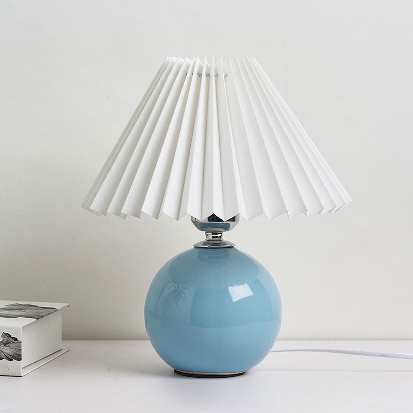 Bordlampe med plisseret skærm keramisk kuglefod