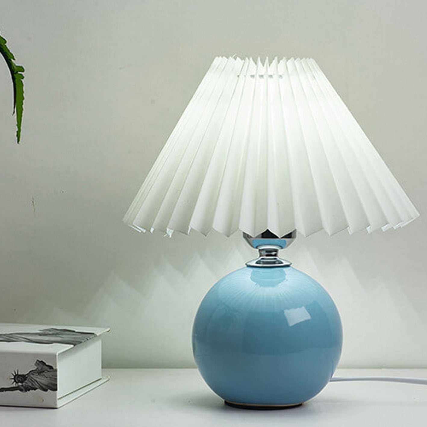 Bordlampe med plisseret skærm keramisk kuglefod