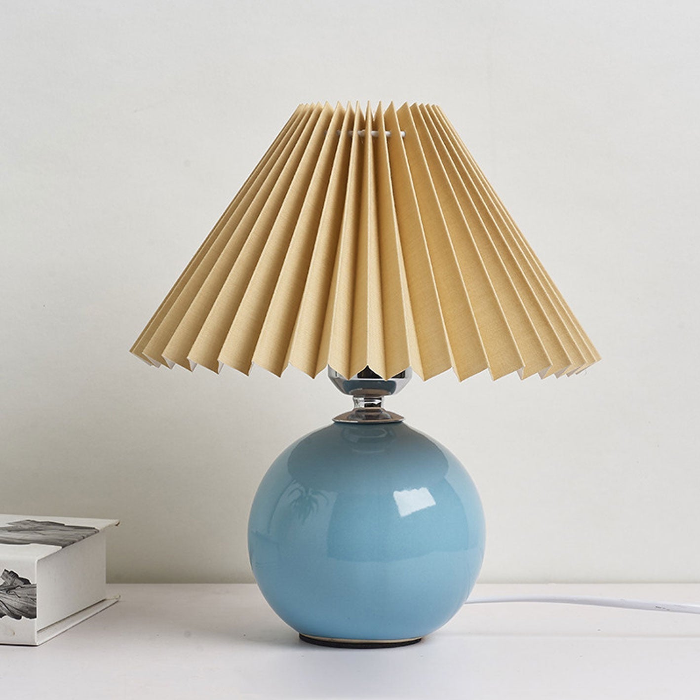 Bordlampe med plisseret skærm keramisk kuglefod