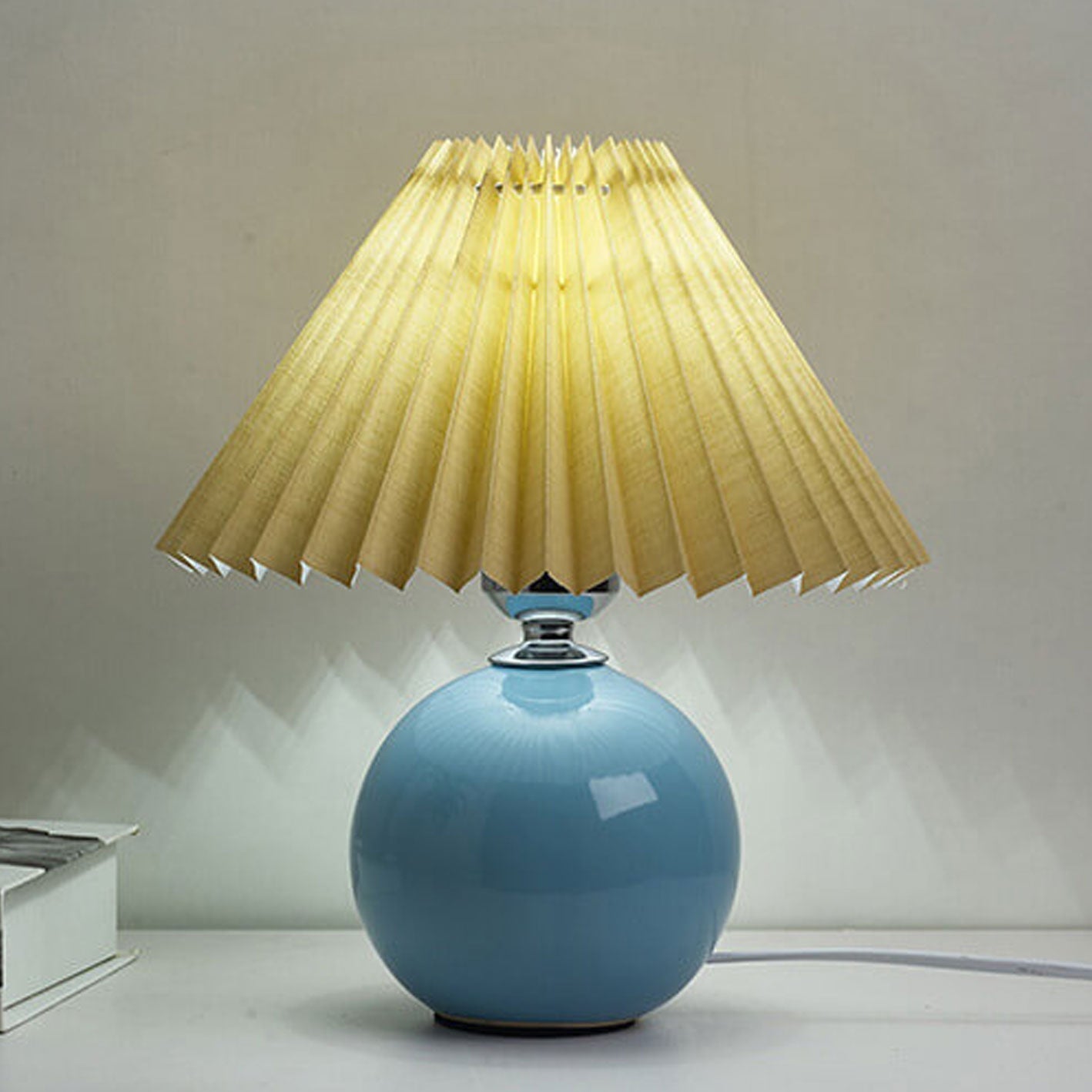Bordlampe med plisseret skærm keramisk kuglefod