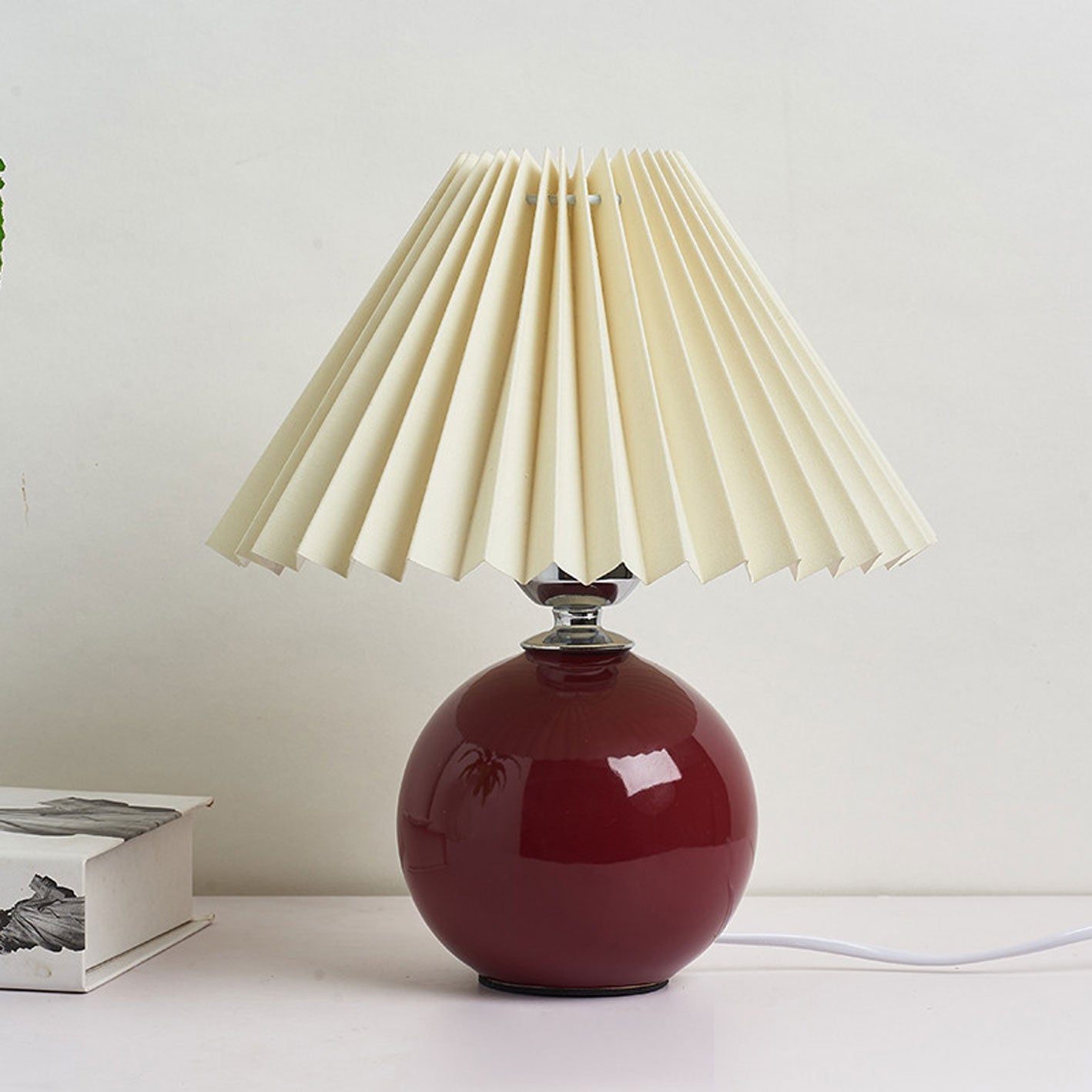 Bordlampe med plisseret skærm keramisk kuglefod
