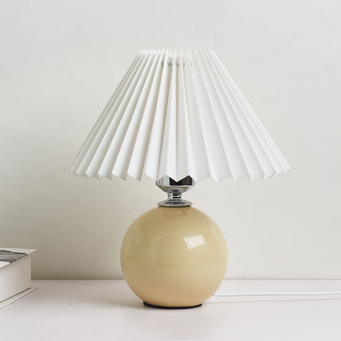 Bordlampe med plisseret skærm keramisk kuglefod