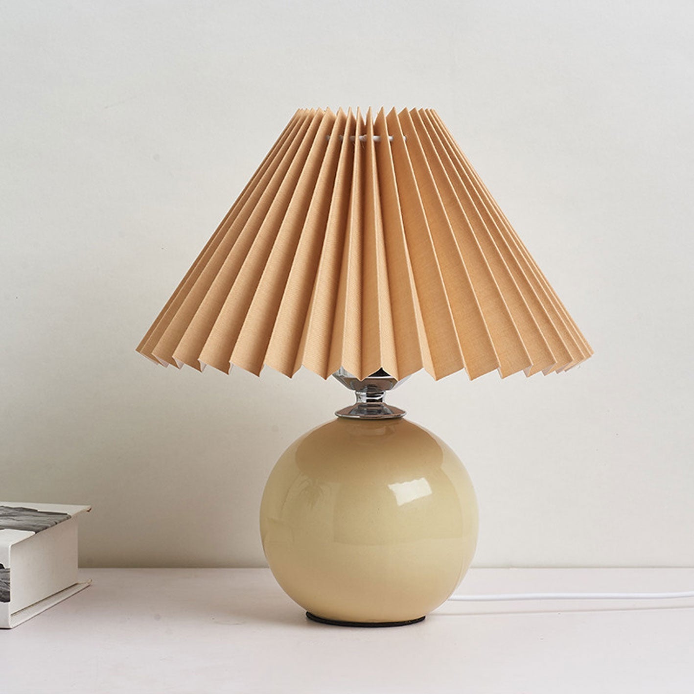 Bordlampe med plisseret skærm keramisk kuglefod