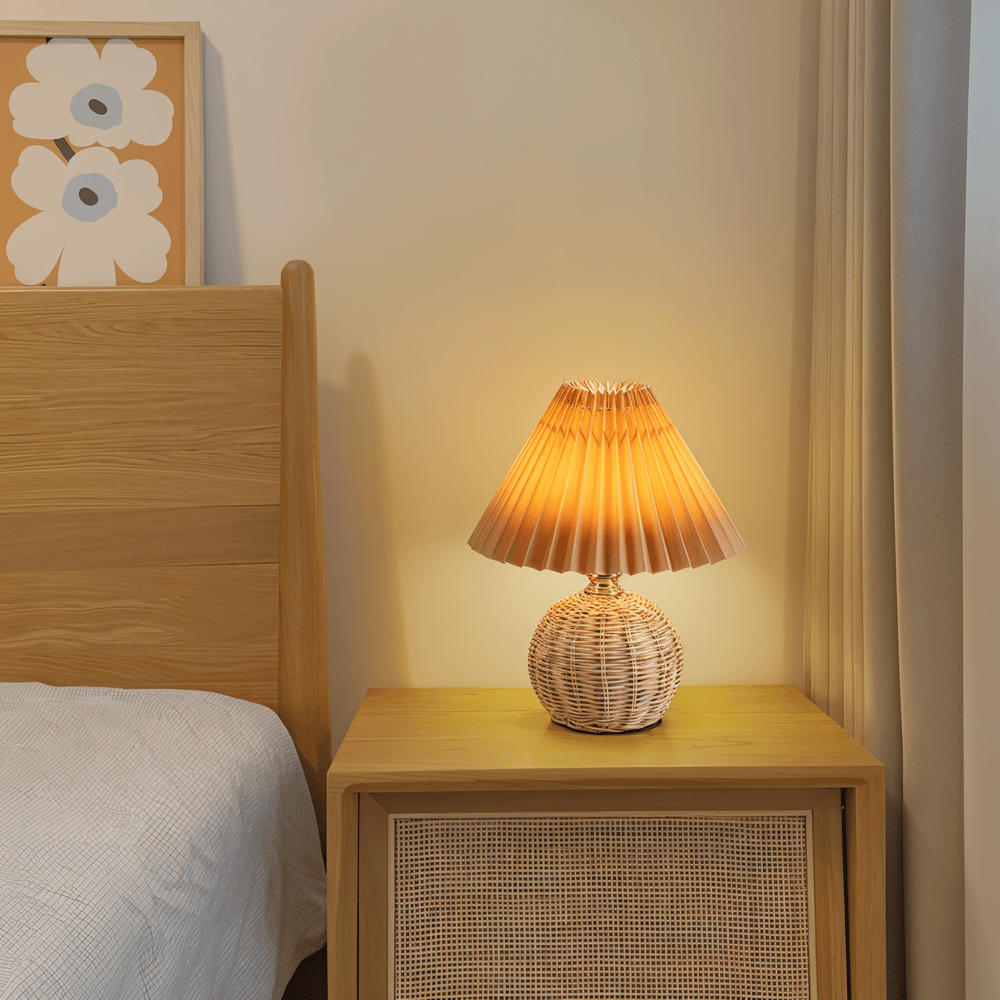 Bordlampe med plisseret skærm og flettet fod