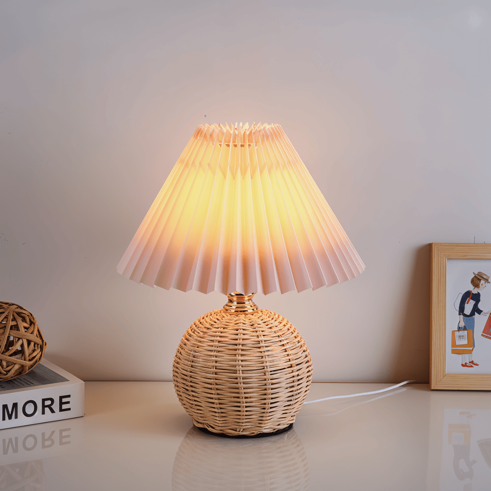 Bordlampe med plisseret skærm og flettet fod