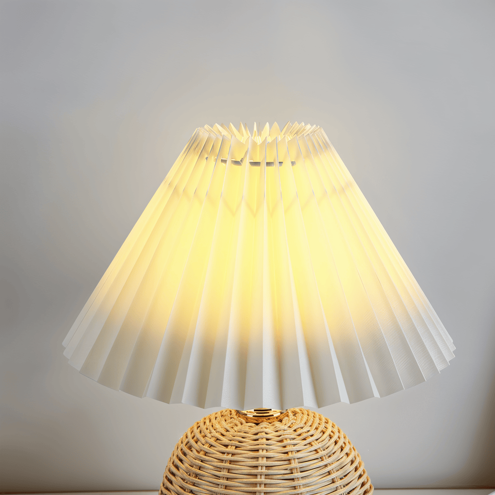 Bordlampe med plisseret skærm og flettet fod