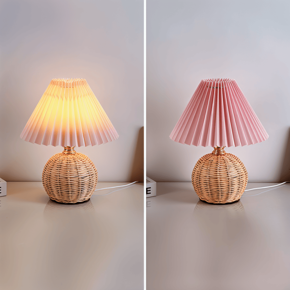 Bordlampe med plisseret skærm og flettet fod