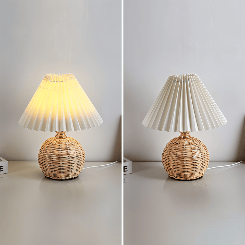 Bordlampe med plisseret skærm og flettet fod
