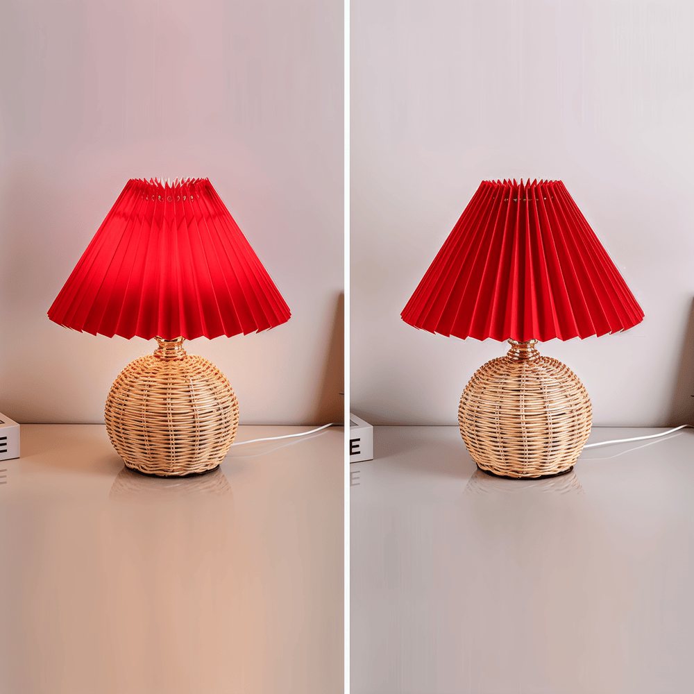 Bordlampe med plisseret skærm og flettet fod