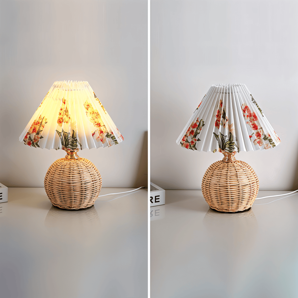 Bordlampe med plisseret skærm og flettet fod
