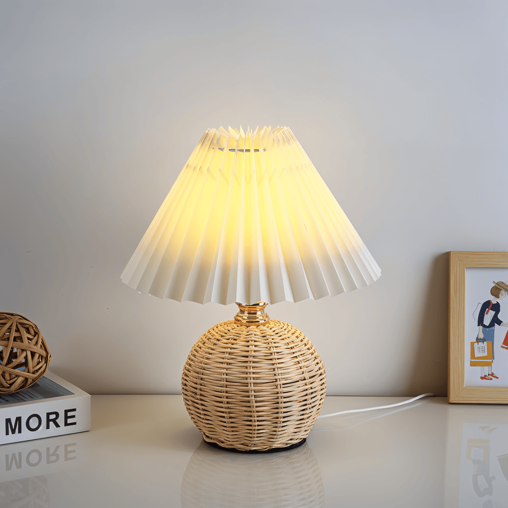 Bordlampe med plisseret skærm og flettet fod