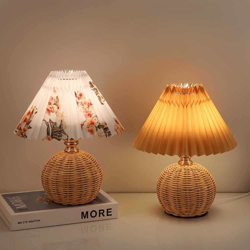 Bordlampe med plisseret skærm og flettet fod