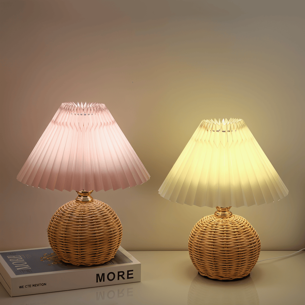Bordlampe med plisseret skærm og flettet fod