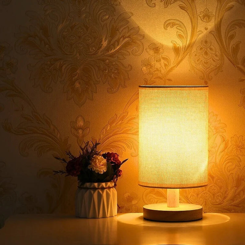 Bordlampe med stofskærm træfod og cylinderskærm
