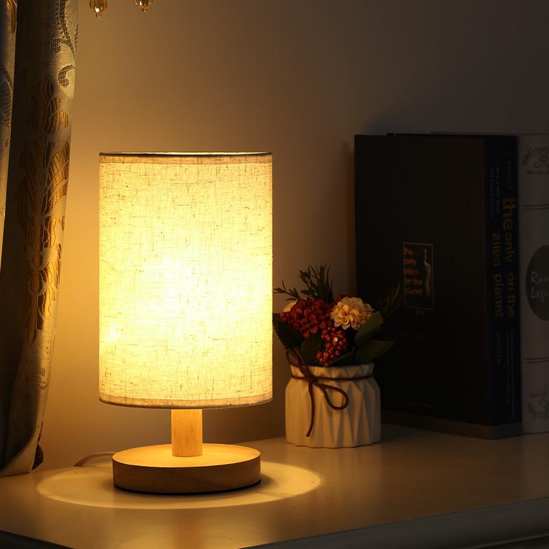 Bordlampe med stofskærm træfod og cylinderskærm