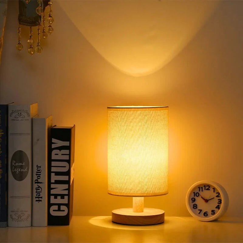 Bordlampe med stofskærm træfod og cylinderskærm