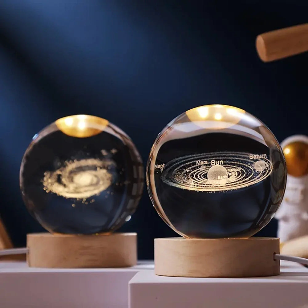 Dekorativ LED natlampe med solsystemmotiv