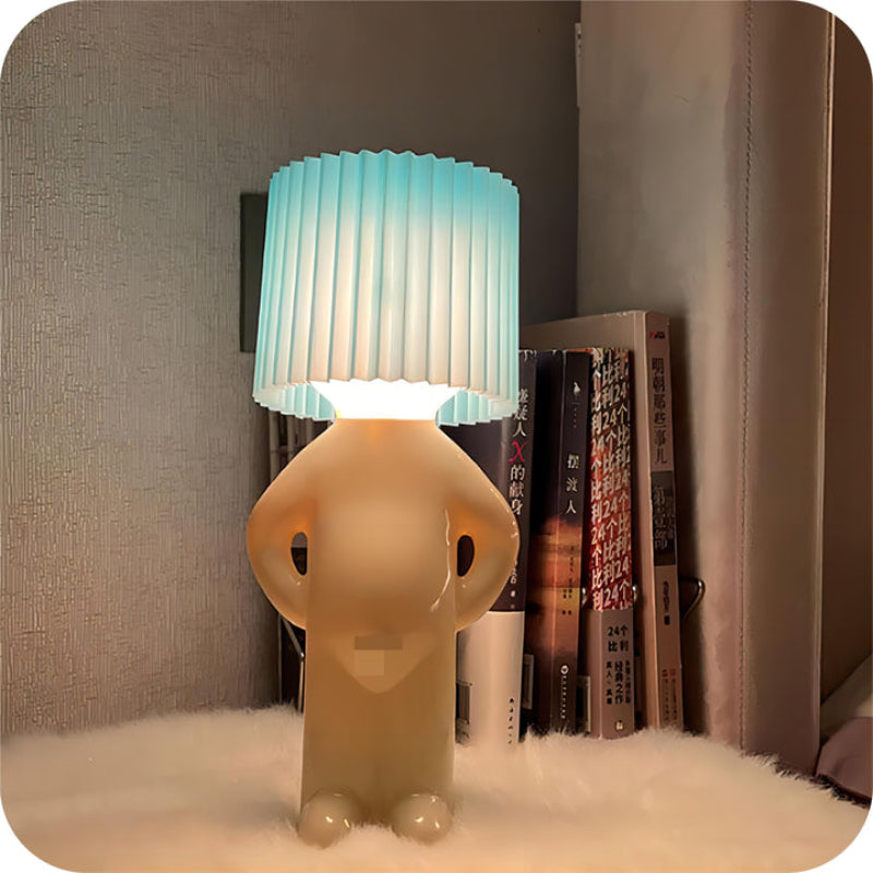 Dekorativ bordlampe med figurformet fod og plisseret cylinderskærm