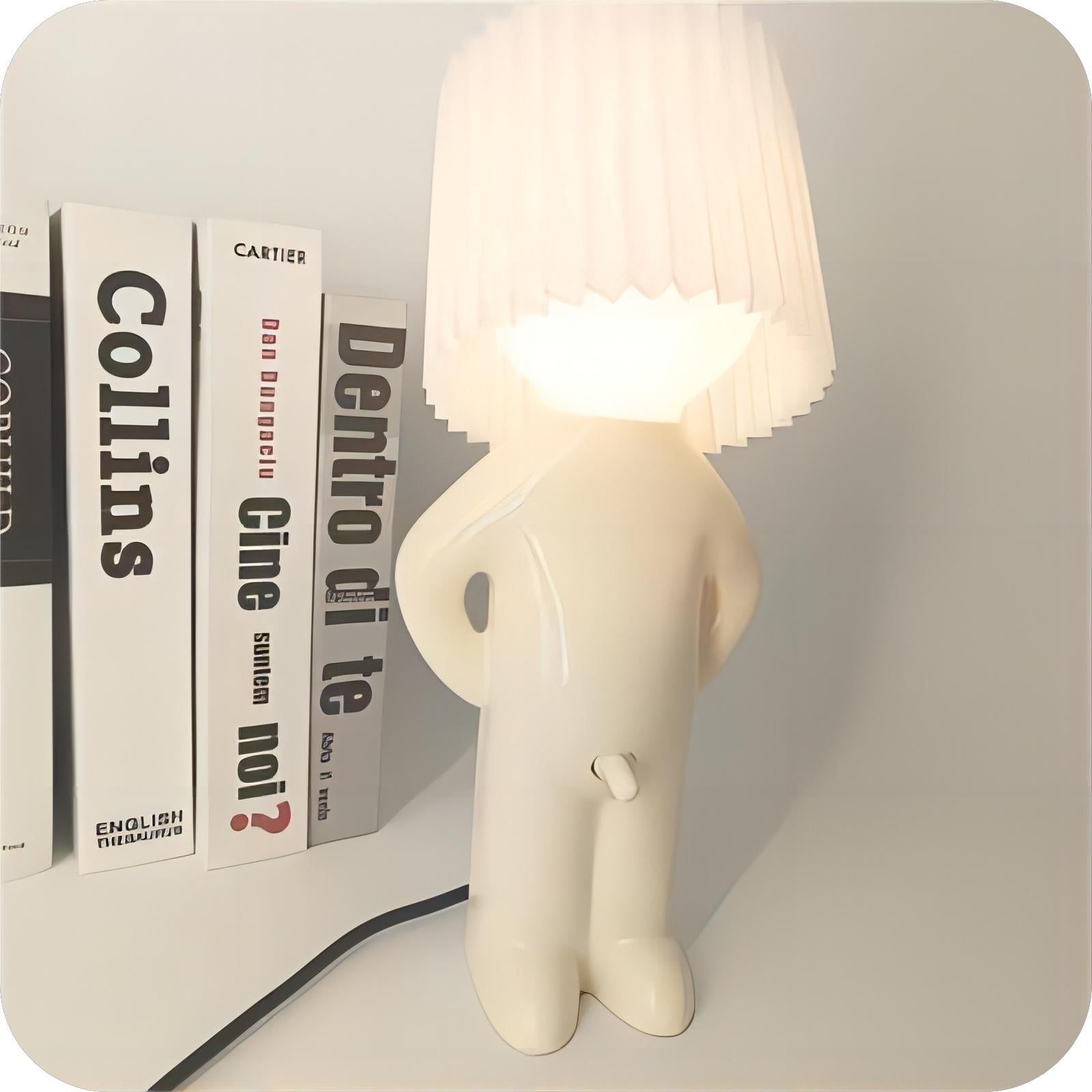 Dekorativ bordlampe med figurformet fod og plisseret cylinderskærm