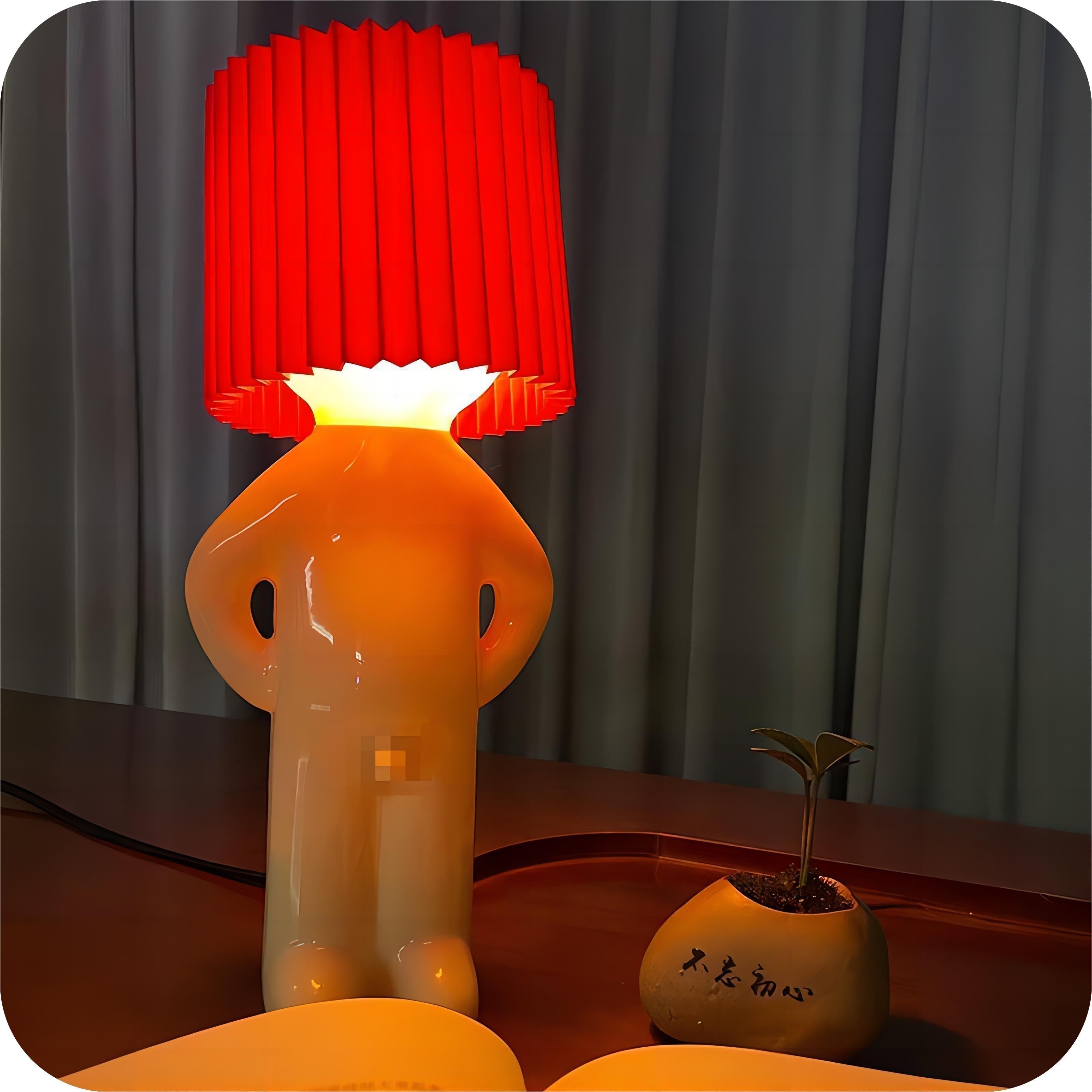 Dekorativ bordlampe med figurformet fod og plisseret cylinderskærm
