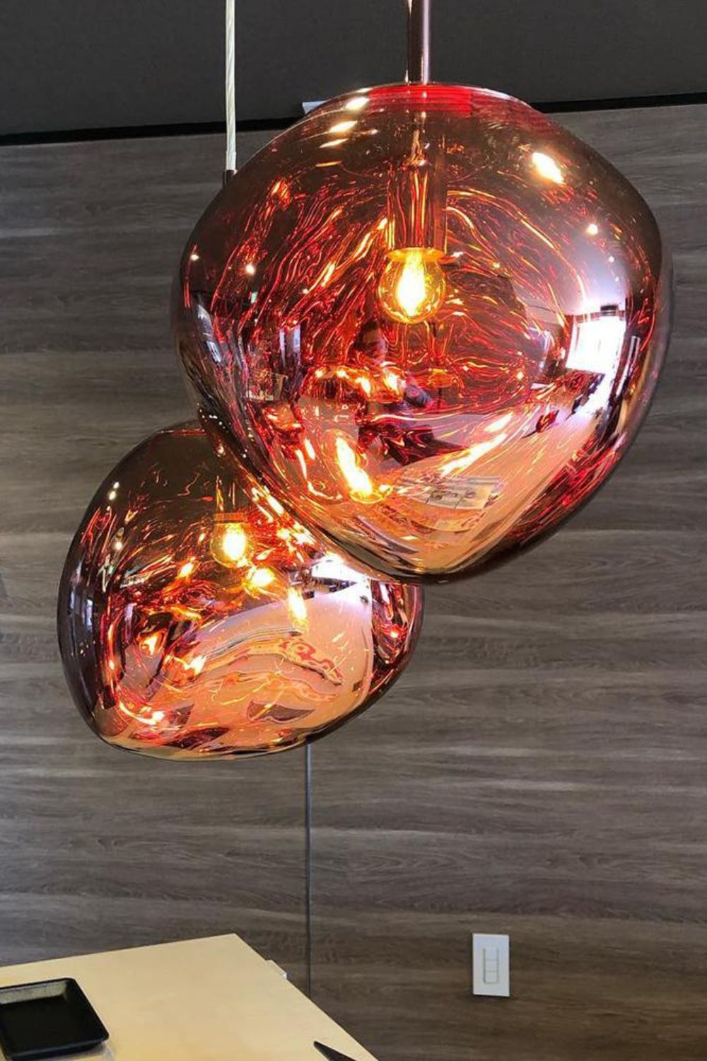 Dekorativt hængelampesæt med design i smeltet glas og LED belysning