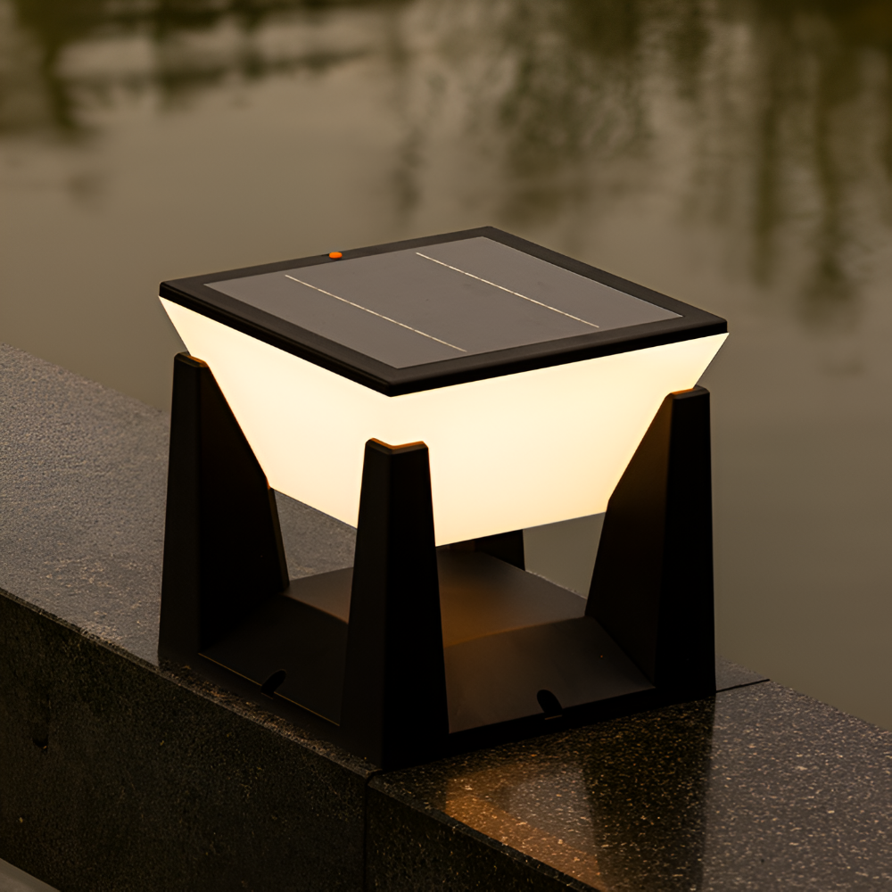 Firkantet udendørs havelampe med solpanel ovenpå og frostet diffuser