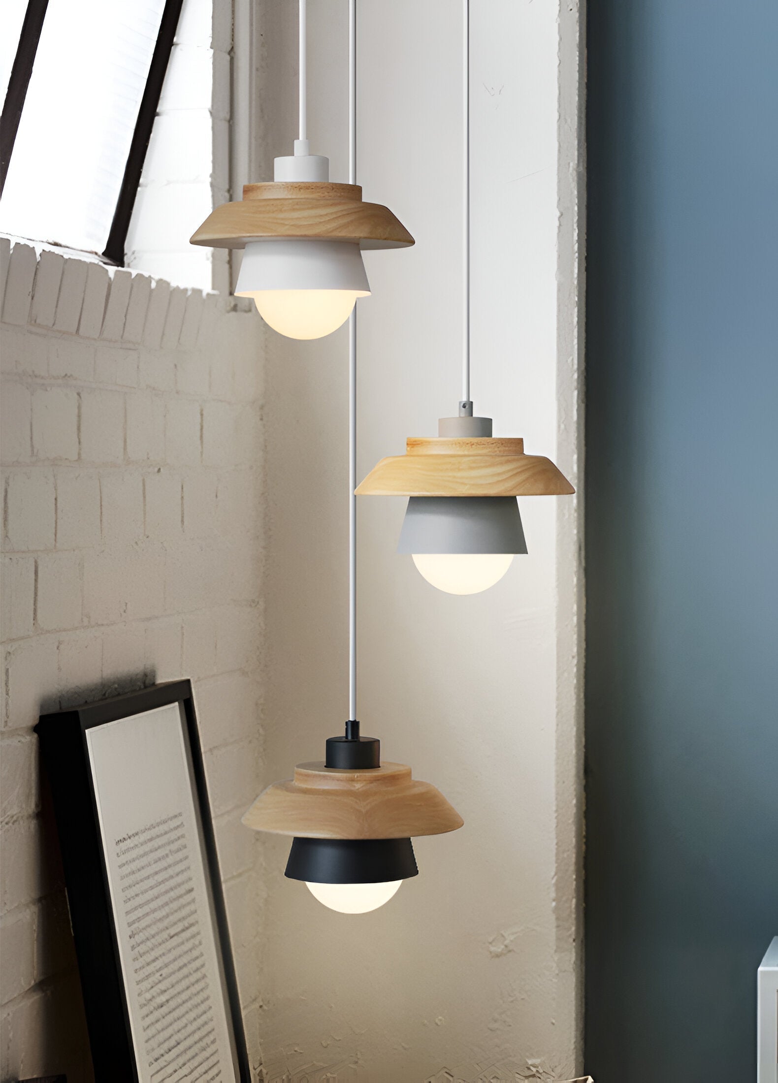 Hængende lagdelt loftslampe med træskærm