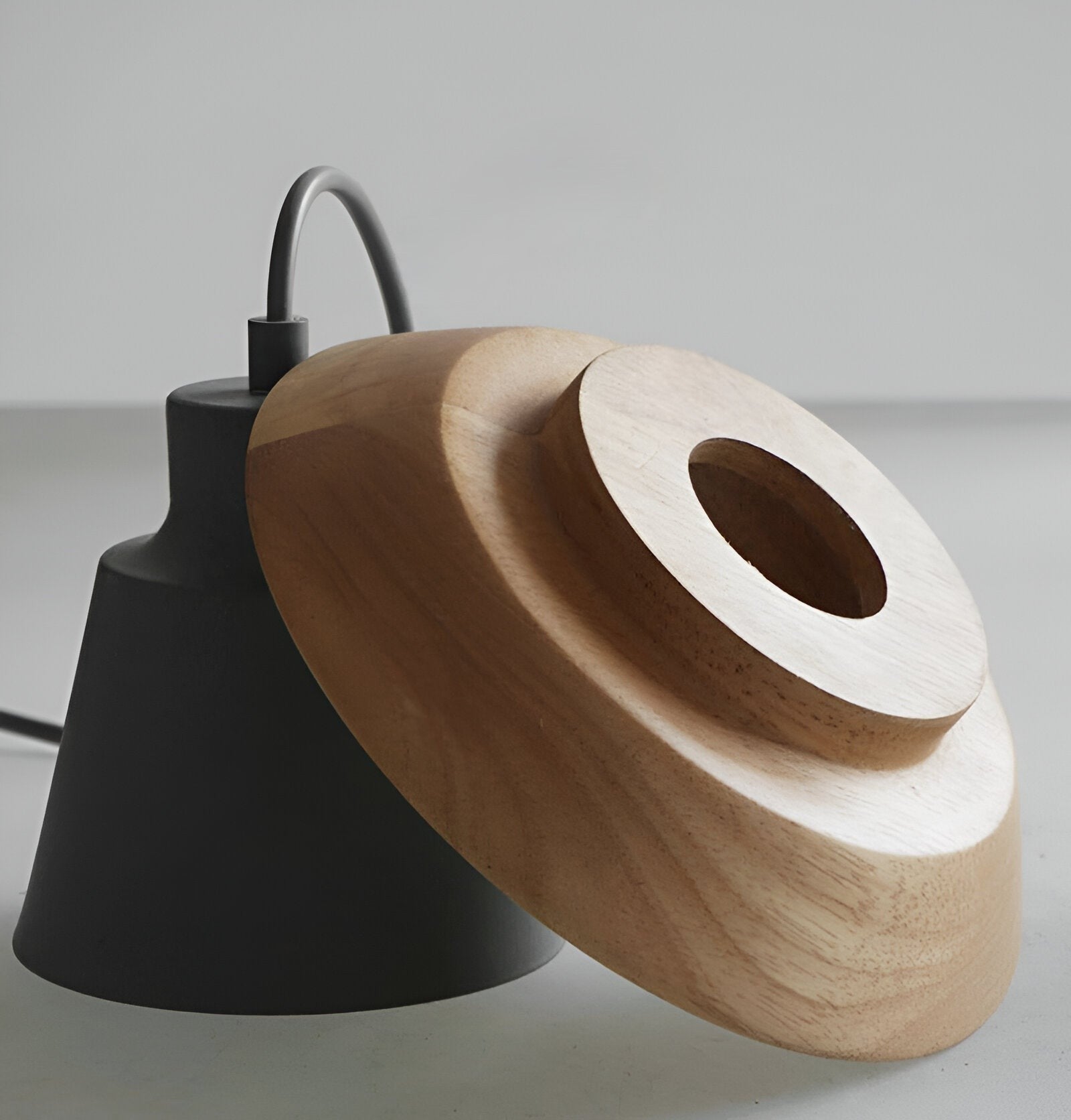 Hængende lagdelt loftslampe med træskærm