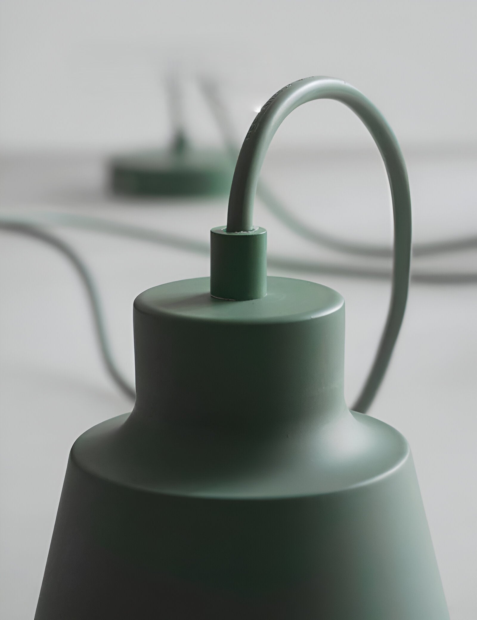 Hængende lagdelt loftslampe med træskærm